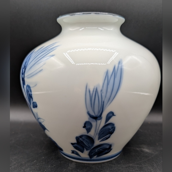 Vintage Japanese Blue & White Hand Painted Floral Tobe Vase, Black Rim - Picture 2 of 12
